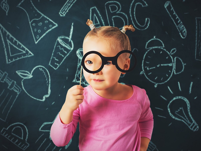 Enfants Drôles Avec Tableau Noir Vide