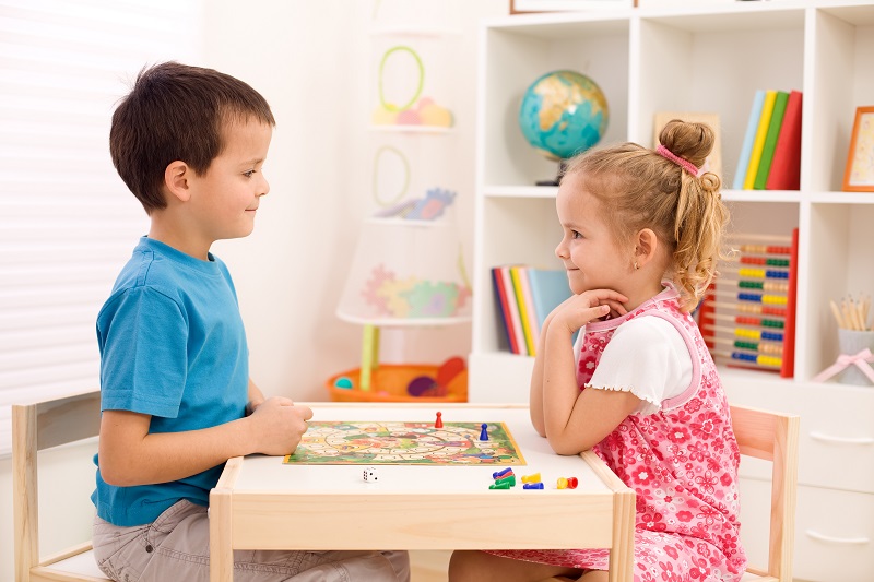 Apprendre à jouer à un enfant autiste - Hapax