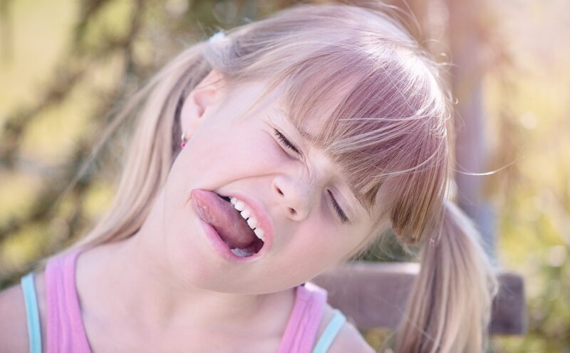 Les exemples de massage oro-faciaux et de gym de la bouche pour les enfants atteints de dyspraxie et de dysphasie