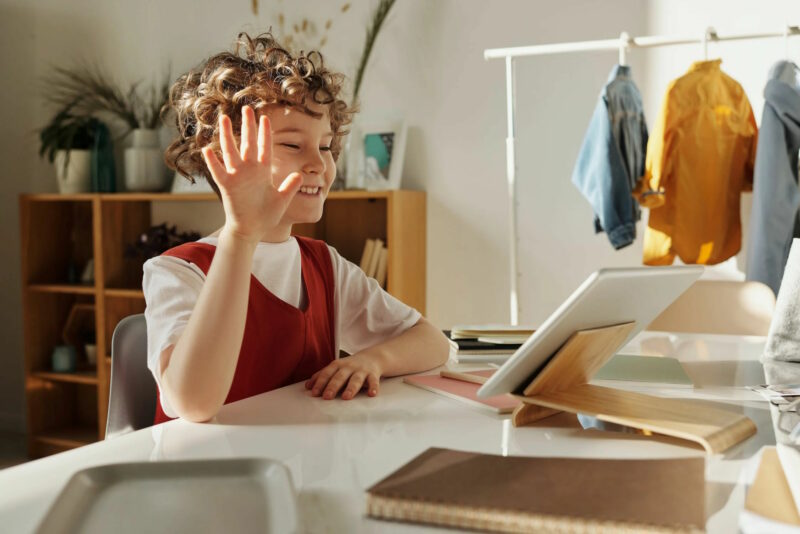 Soutenir la réussite et l’épanouissement de l’enfant avec un soutien scolaire adapté à sa dyspraxie